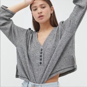 URBAN OUTFITTERS | Gray Oversized Cropped Clearwater Henley Top Women’s Size M